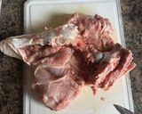 Foto del paso 1 de la receta: Piernas de Cochinillo asado (Tostón asado) con Salsa de manzana y Patatas a la Importancia