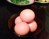 A picture of step 1 of Eggs with Fried Tomatoes.
