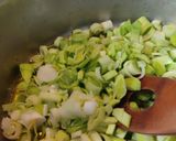 A picture of step 2 of Leek Dolmades.
