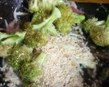 A picture of step 2 of Broccoli with Sesame Seeds Soup.