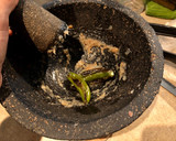Foto del paso 3 de la receta: Salsa Asada de Chile Serrano (Molcajeteada)