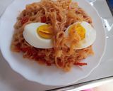 A picture of step 5 of Fried Indomie with Kienyeji eggs.