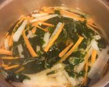 Hình bước làm 1 của món Canh rong biển rau củ,trứng gà