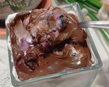 Foto del passaggio 4 della ricetta Dessert allo yogurt greco con frutti di bosco e crema di cacao