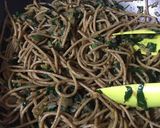 Foto del paso 2 de la receta: Fideos integrales con salteado de espinacas