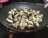 Foto del paso 2 de la receta: Salmón con revuelto de espinacas, champiñones y bocas de mar