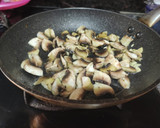 Foto del paso 2 de la receta: Salmón con revuelto de espinacas, champiñones y bocas de mar