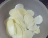 Foto del paso 1 de la receta: Papas onduladas fritas al ajillo con ketchup