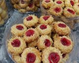 Foto langkah ke 6 dari resep Strawberry cheese Thumbrint cookies.