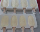 Foto del paso 2 de la receta: Paletas de helado de leche y chocolate blanco (polos)