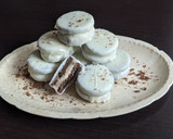 Foto del paso 7 de la receta: Alfajores bañados en chocolate