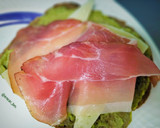 Foto del paso 3 de la receta: Tostada de guacamole con queso tostado y jamón ahumado