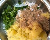 A picture of step 2 of Kairi coconut chutney stuffed Sabudana bomb.