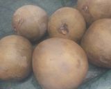A picture of step 1 of Chikoo millkshake (sapodilla).