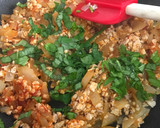 Foto del paso 3 de la receta: Pimientos rellenos de pollo, cebolla caramelizada y albahaca con un toque de tomate