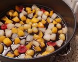 Foto del paso 7 de la receta: Volteado de frutas🥯🍎🍍🍒