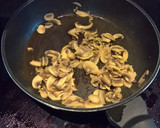 Foto del paso 4 de la receta: Pechuga de pollo a la antigua con champiñones