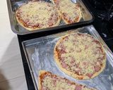 Foto langkah ke 6 dari resep Pizza Cheesy Barberque Oven Crispi & Yummii.