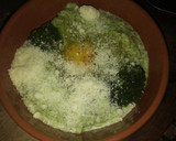 Foto del paso 2 de la receta: Puré de brócoli gratinado y huevo escondido