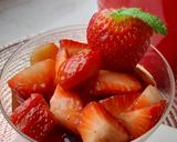 A picture of step 4 of Marinated strawberries.