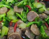 Foto langkah ke 5 dari resep Tumis Brokoli Bakso.