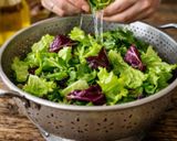 Foto del passaggio 1 della ricetta Insalata mista con noci, pomodorini e parmigiano