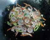 รูปขั้นตอนการทำที่ 3 ของ วุ้นเส้นผัดผงกะหรี่ใส่กุ้งและน้ำพริกเผา