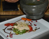 Foto del paso 4 de la receta: Ensalada de pollo a baja temperatura sobre lecho de lechugas y vinagreta de sal de hierbas