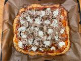 Pizza con base de patata en horno