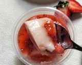 Foto langkah ke 3 dari resep Puding Susu Strawberry.