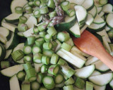 Foto del paso 4 de la receta: Frittata de espárragos trigueros y calabacín con sus flores