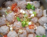 Foto langkah ke 6 dari resep Sup Bakso Tahu Tomat.