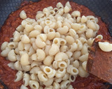 Foto del paso 5 de la receta: Coditos con atún en lata a la diabla