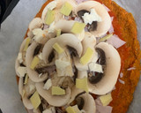 Foto del paso 8 de la receta: Pizza de masa de zanahoria con jamón York, champiñones y queso