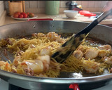 Foto del paso 4 de la receta: Fideuà negra de chipirones y langostinos