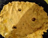 बेसन थालीपीठ (Besan Thalipeeth Recipe In Marathi) रेसिपी स्टेप 2 फोटो 