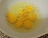 Foto del paso 1 de la receta: Omelette de jamón y queso