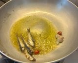 Foto del passaggio 1 della ricetta Spaghetti in padella 83 datterino e acciughe salate