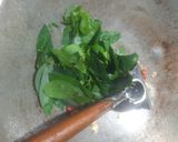 Foto langkah ke 2 dari resep Tumis Pedas Daun Katuk.