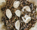 Une image de l'étape 6 de Tarte croustillante aux champignons, courgettes et mozzarella.