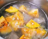 Hình bước làm 2 của món Xương hầm bí đỏ