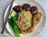 รูปขั้นตอนการทำที่ 6 ของ บะหมี่ไก่ตุ๋นเห็ดหอมทอด