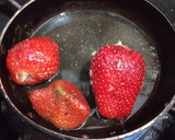 Foto langkah ke 2 dari resep Strawberry Cheesecake in Jar.