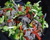 Foto langkah ke 4 dari resep Brokoli Sapi Lada Hitam.