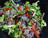 Foto langkah ke 4 dari resep Brokoli Sapi Lada Hitam.