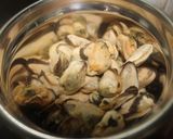 Foto del paso 5 de la receta Chipirones y mejillones al ajillo