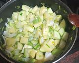 Foto del paso 1 de la receta: Crema de puerros y calabacín con queso majorero para estudiantes