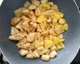Foto del paso 3 de la receta: Pollo al curry con piña