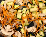 Foto del paso 2 de la receta: Pasta integral 🍝 con verduras 🥬🥒🥕 y pollo 🍗
