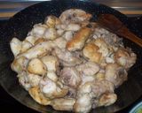 Foto del paso 1 de la receta: Pollo en pepitoria